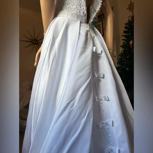 Elegant Lace and Satin Wedding Dress 4-6