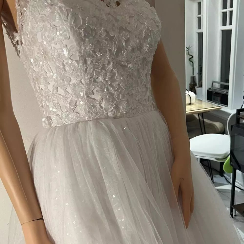 Elegant Lace Detail Ball Gown Wedding Dress 6-8